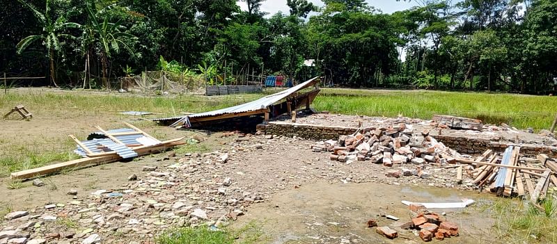 শরীয়তপুর জেলা শহরের ধানুকা মনসা বাড়ির কৃষ্ণ মন্দির ভেঙে গুঁড়িয়ে দেওয়া হয়েছে